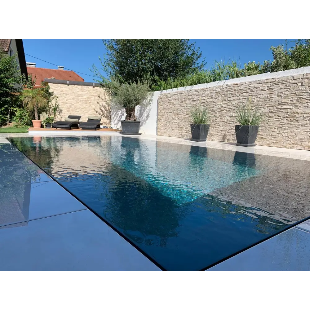 Pooltime Exklusiv Overflow PP pool balanstank med rektangulär form, klart blått vatten och ljusgrå kakelkant